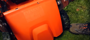 Jak vyprázdnit koš u sekačky