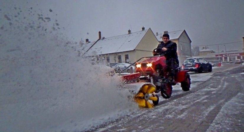 Pohonná jednotka FD5 s válcovým zametacím kartáčem SB110