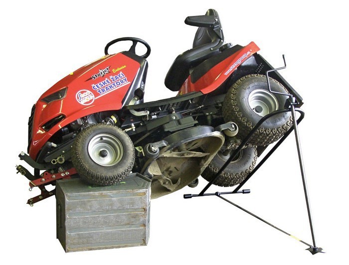 Šroubový zvedák na travní traktory