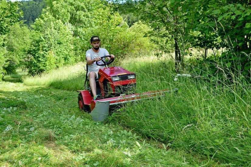 Pohonná jednotka FD5 s válcovým zametacím kartáčem SB110