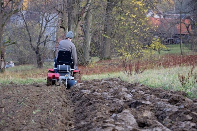 Pohonná jednotka Panter FD5 s jednostranným pluhem