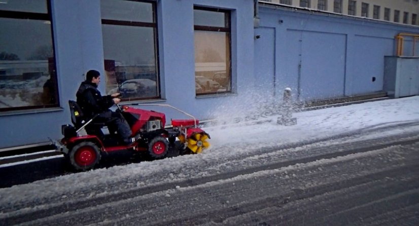 Pohonná jednotka FD5 s válcovým zametacím kartáčem SB110