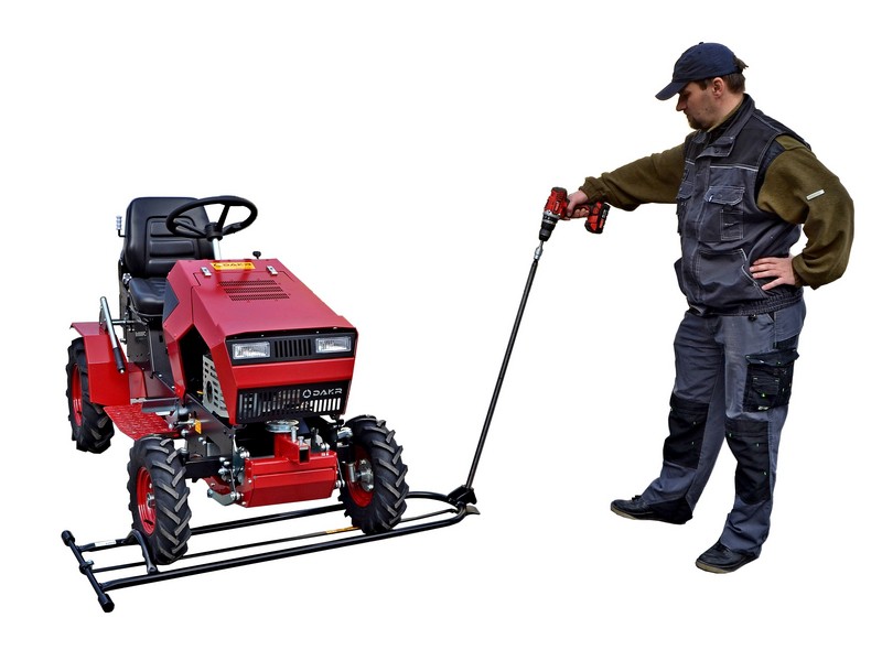 Šroubový zvedák na travní traktory