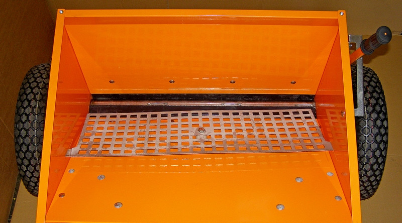 Rozmetadlo soli a umělých granulovaných hnojiv KRH 06