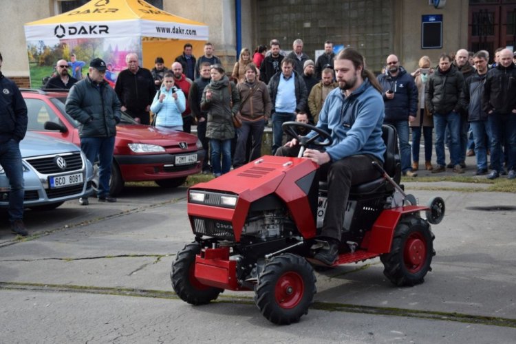 Pohonná jednotka FD5 s válcovým zametacím kartáčem SB110