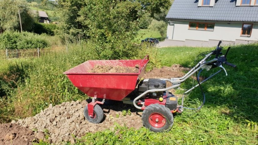 Plná sklápěcí korba pro podvozek řiditelného vozíku KOR220