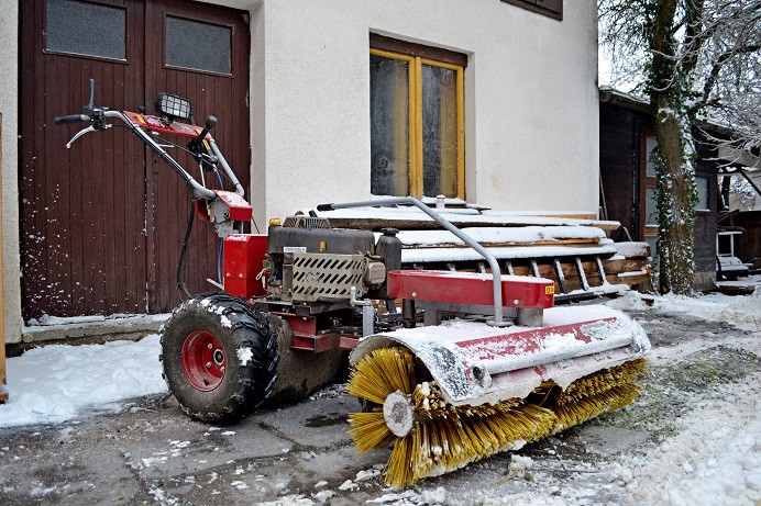 Pohonná jednotka Panter FD3-500 s válcovým zametacím kartáčem SB110