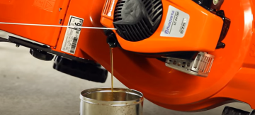 Jak vyměnit olej v sekačce