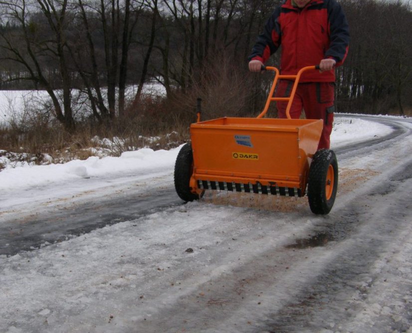 Rozmetadlo soli a umělých granulovaných hnojiv KRH 06