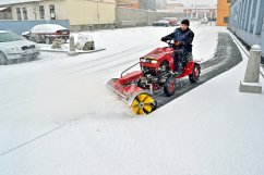 Pohonná jednotka FD5 s válcovým zametacím kartáčem SB110